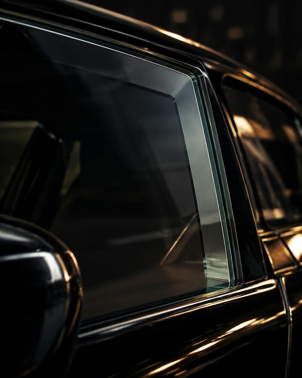 Detalhe do vidro blindado de um sedan de luxo
